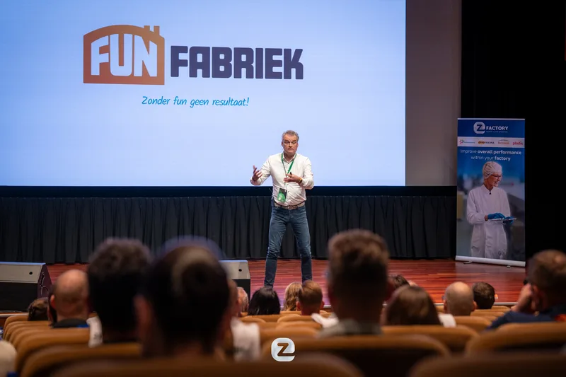 Martin Schenkel op het podium bij Power to the Operator