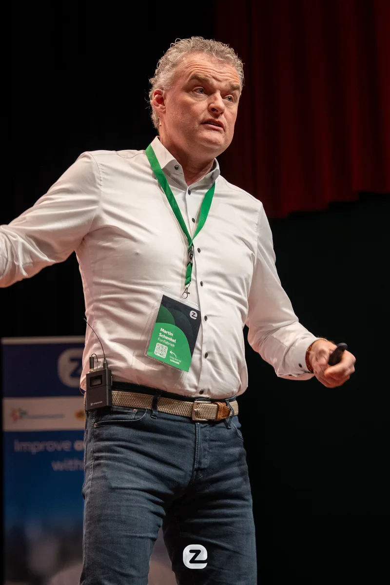 Martin Schenkel als spreker op het Power to the Operator event